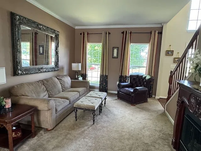 5 bed, 2.5 bath, 3120 sqft, $3,700 — Photo 2