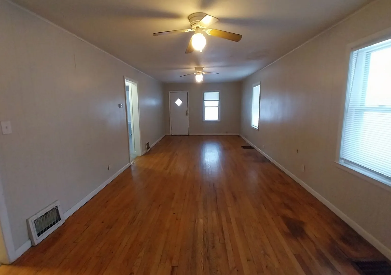 2 bed, 1 bath, basement, big yard — Photo 3
