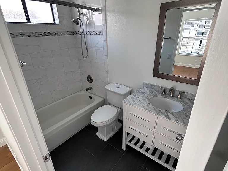 821 W 15th St #3D — Photo 19