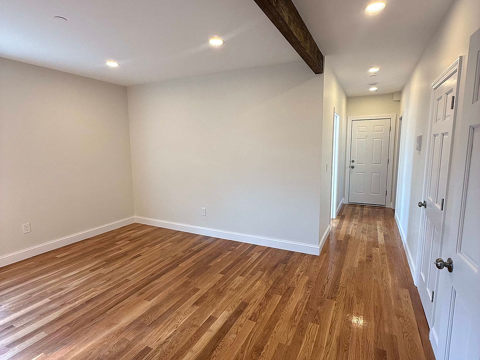 1st image of 21 Essex Cir #6