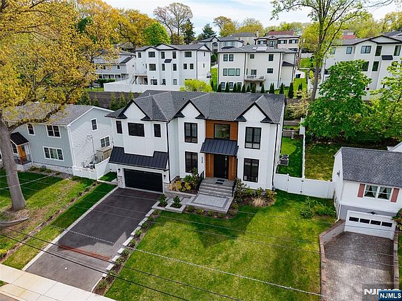 3rd image of 336 Lockwood Dr