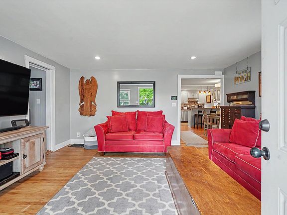 5th image of 219 E Orleans St