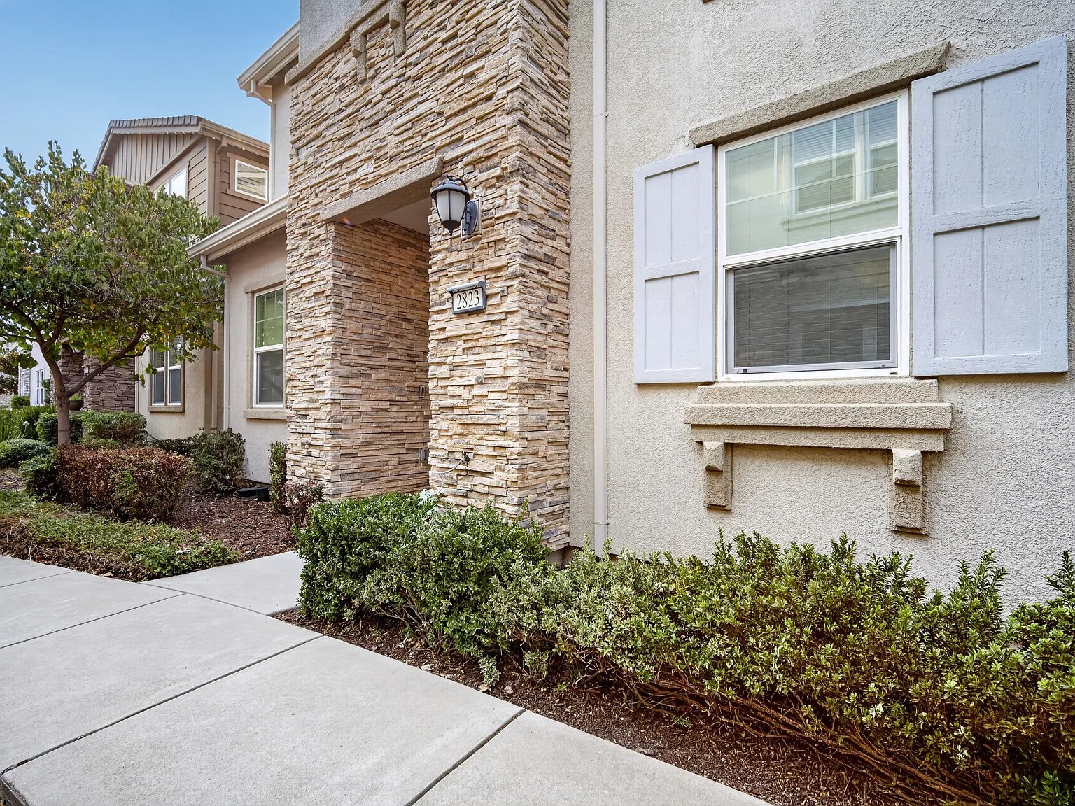 4 bed, 2.5 bath, 1764 sqft, $4,400 — Photo 2