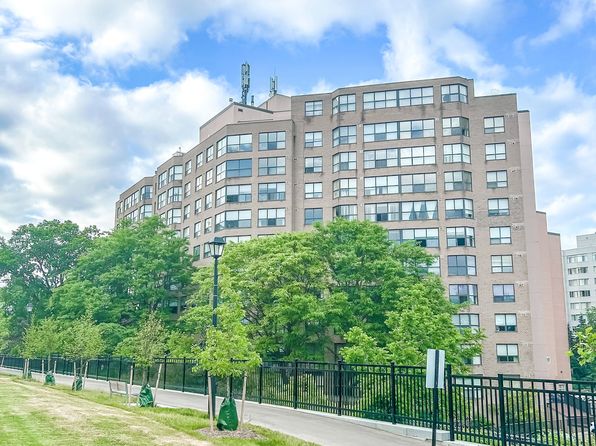 250 Davis Dr #906, Newmarket, ON L3Y 7T7