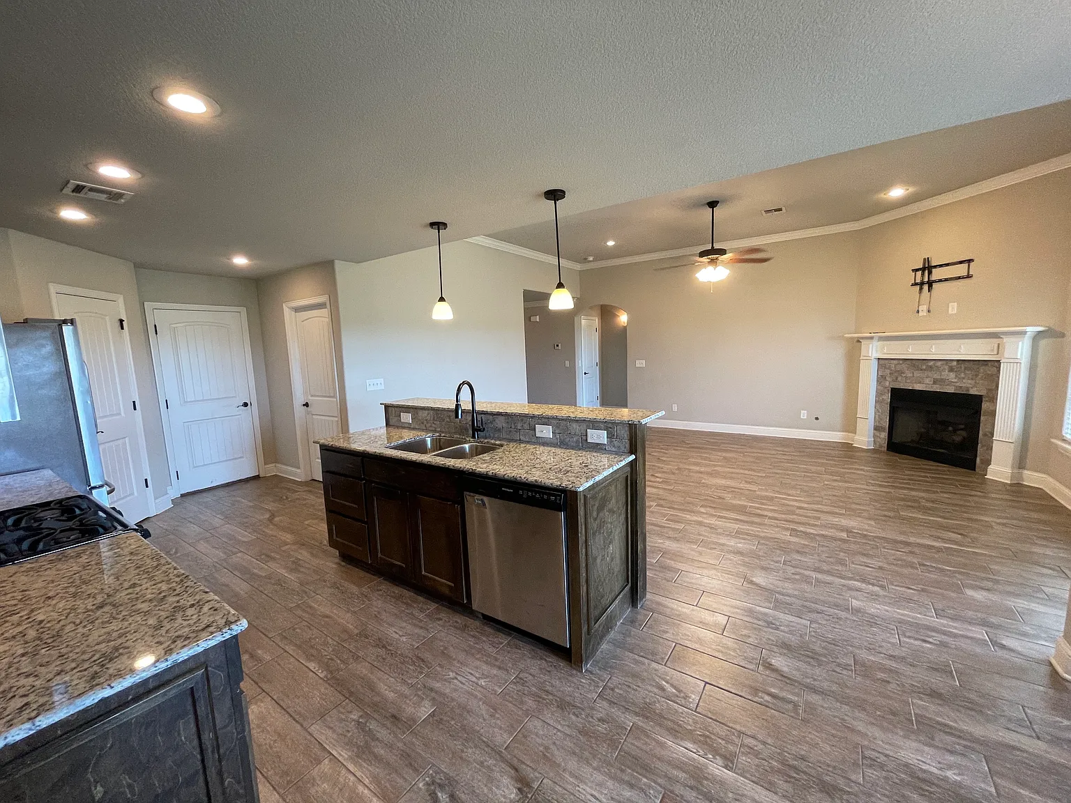 4 bed, 1958 sqft, $2,100 — Photo 3