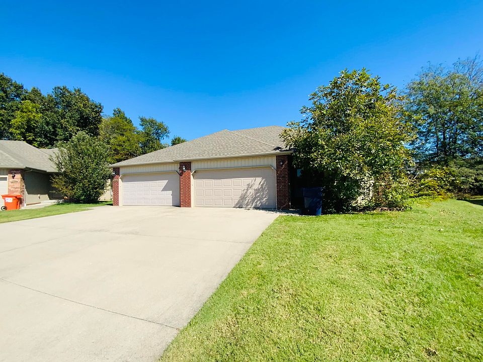 2nd image of 1916-1918 S Bryson Circle