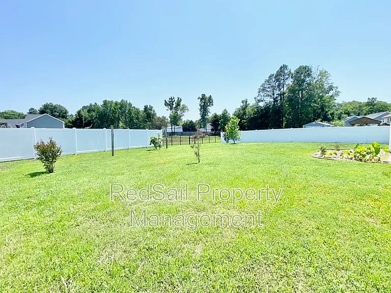 217 Manor Dr — Photo 3