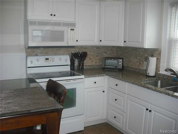 4th image of 2470 Woodward Hts