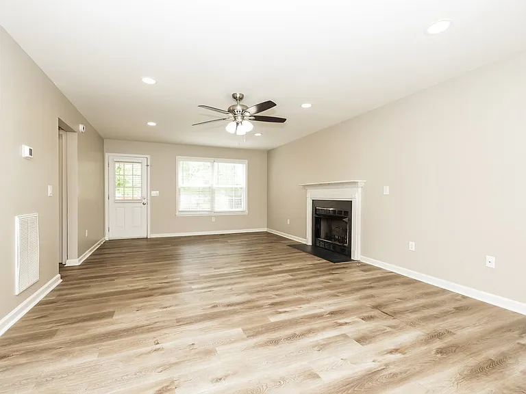 1327 Cason Ln — Photo 6
