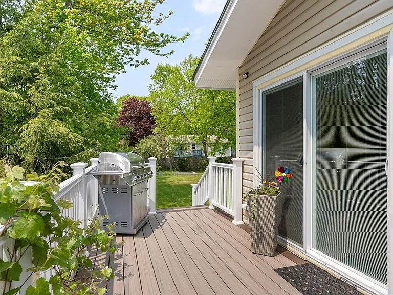 Laurene Dr — Photo 32