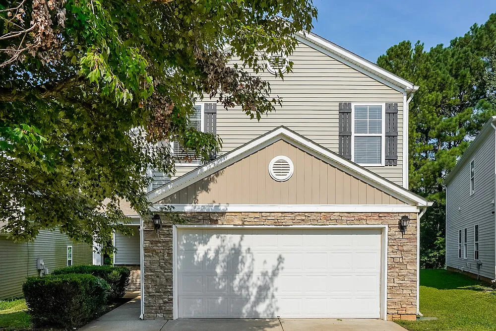 4 bed, 2.5 bath, 2506 sqft, $2,305 — Photo 1