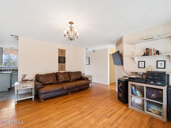 3rd image of 610 Camden Dr