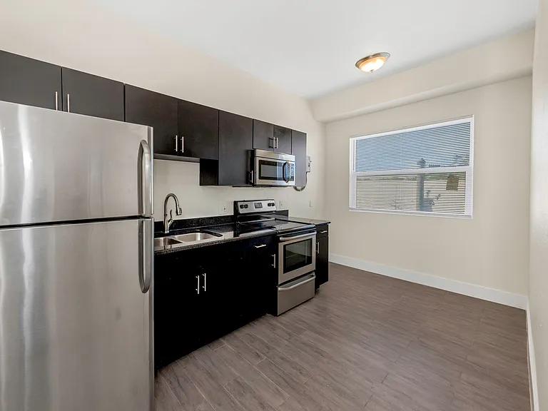 409 8th St N #6 — Photo 9