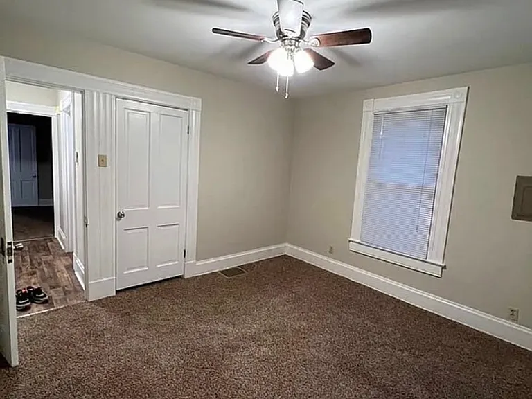 218 E Walnut St — Photo 5