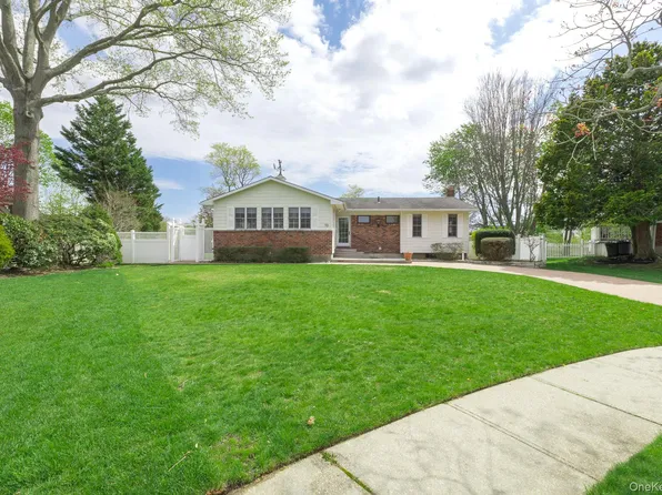 10 Fortune Court, Commack, NY 11725