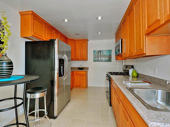 5th image of 1075 Ingerson Ave