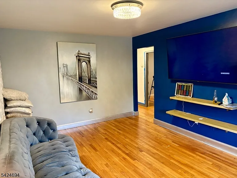 1411 Hussa St — Photo 5