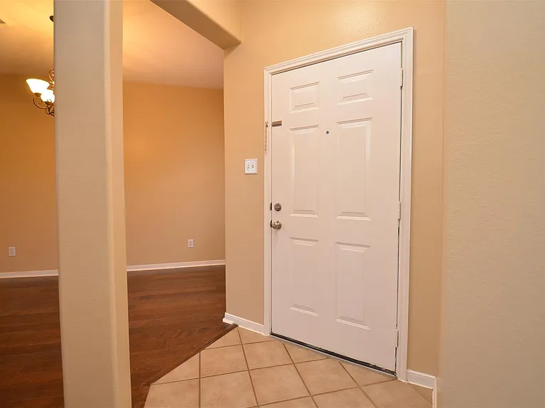 2911 Meadowglen Cv — Photo 6