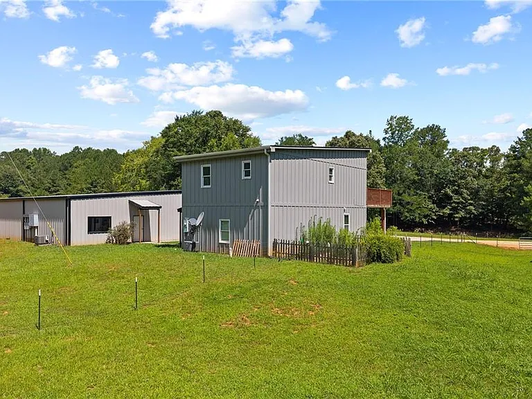 221 Columbus Dr — Photo 42