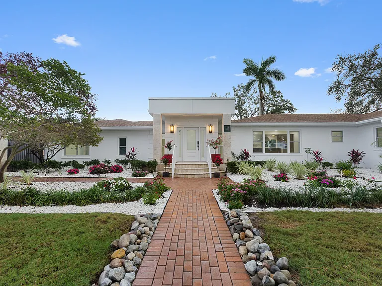 115 Rafael Blvd NE — Photo 3