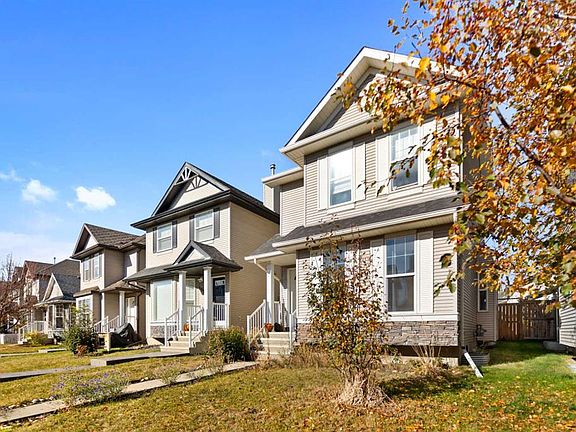 3rd image of 195 E Cranberry Close SE