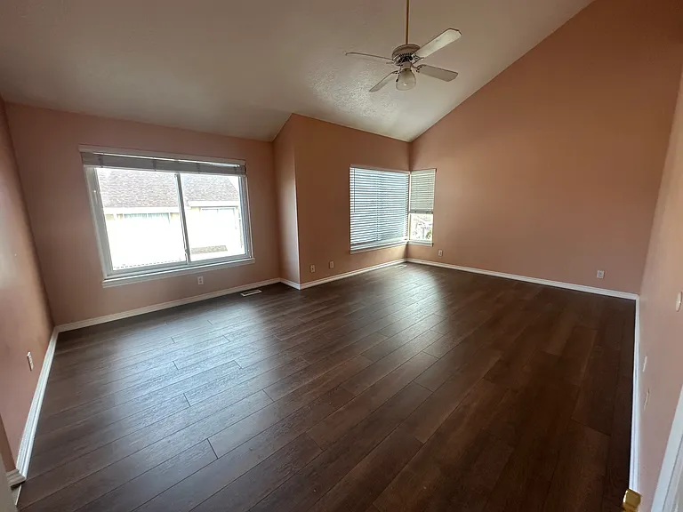 425 E Crown Pointe Dr — Photo 13