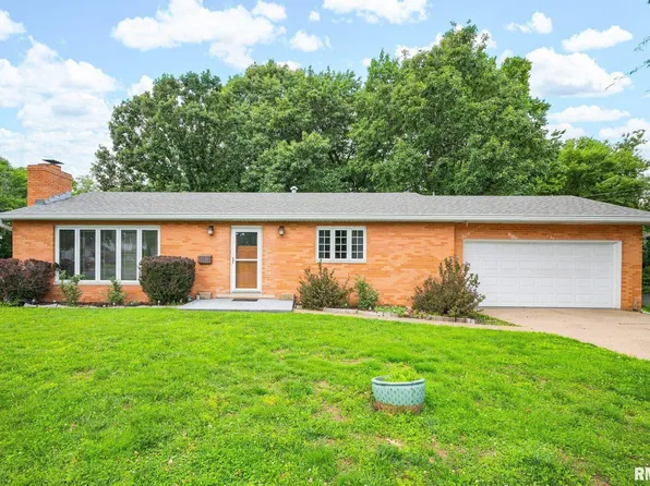 1731 Saint Clair Dr, Pekin, IL 61554