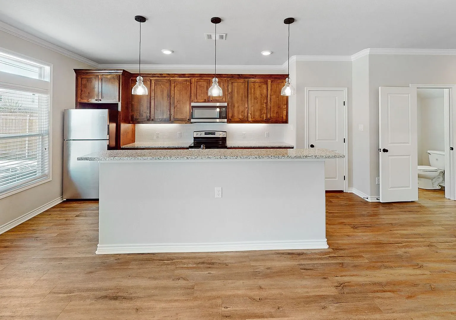 909 Montclair Ave — Photo 3