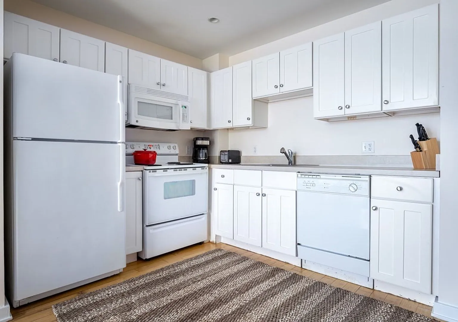 Back Bay Downtown free rent — Photo 2