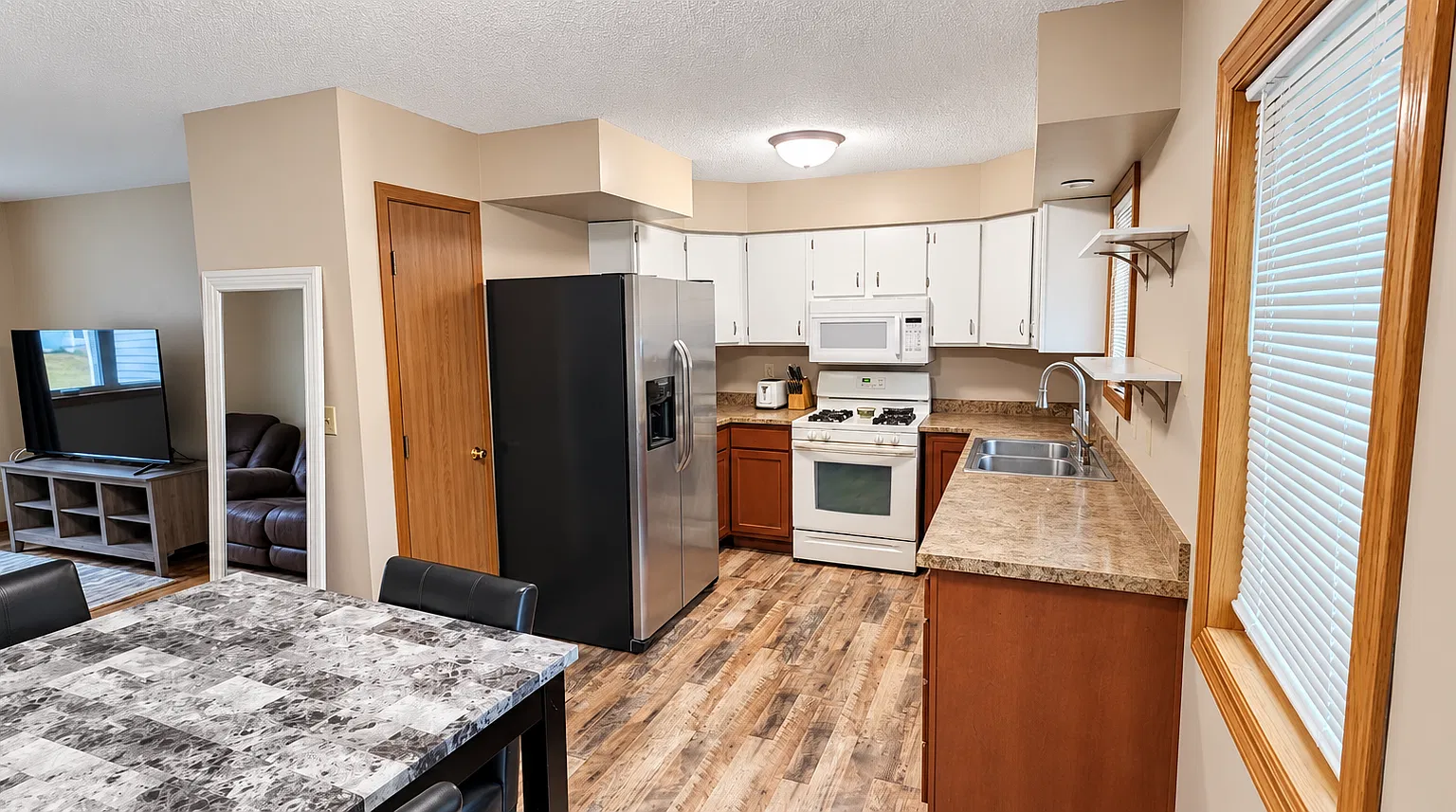 4 bed, 2.0 bath, 1924 sqft, $1,700 — Photo 2