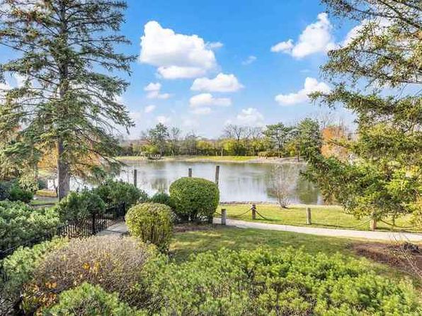 47 Pier Dr APT 102, Westmont, IL 60559