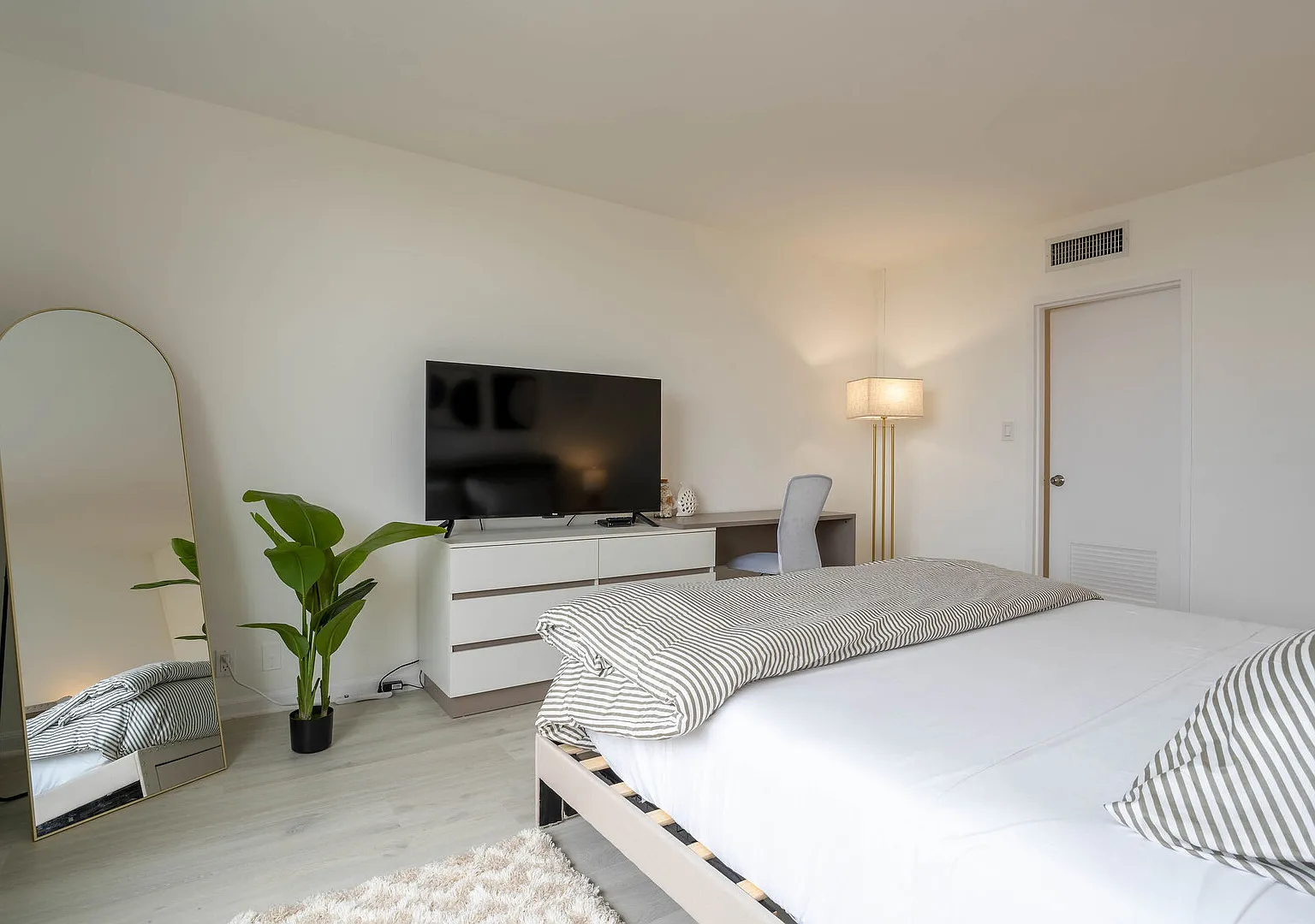1 Bedroom - Fully Furnished - South Beach GEM! — Photo 4