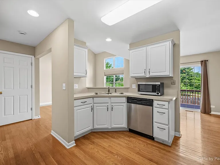 1058 E Danbury Dr — Photo 14