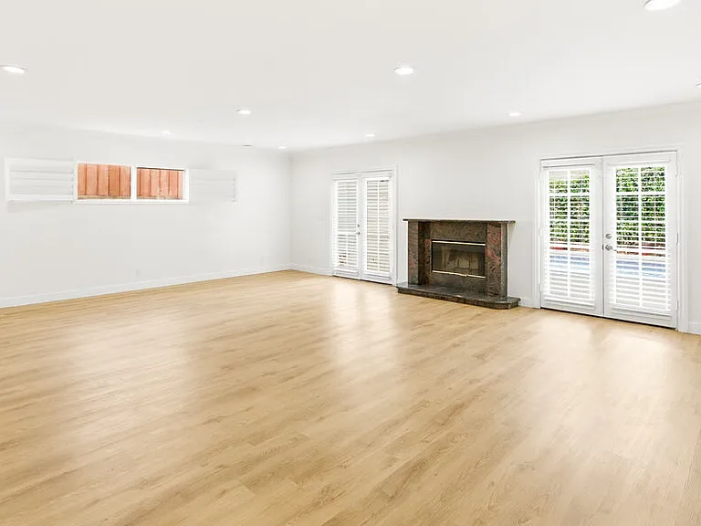 23114 Mariano St — Photo 21