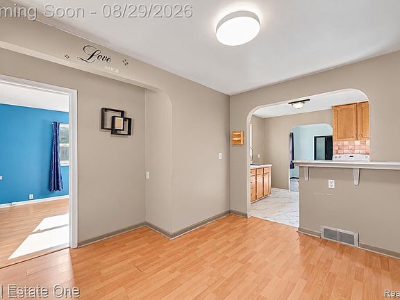 4th image of 543 Atwater St