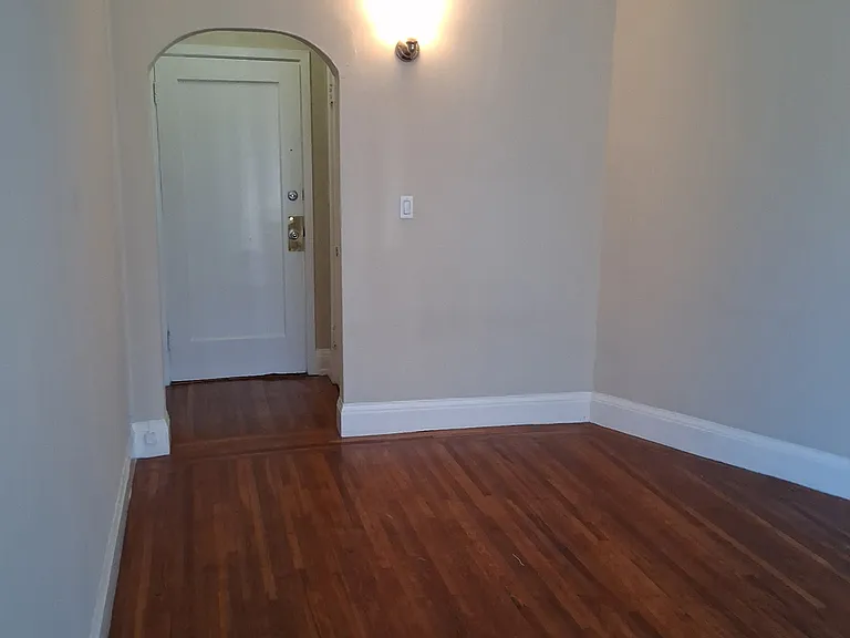Claremont Towers Apartments — Photo 15