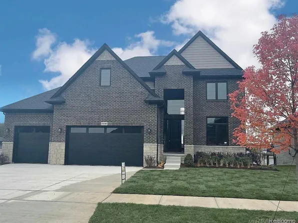 22040 Chaucer Ct, Macomb, MI 48044