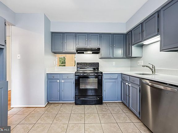3rd image of 2856 Burgundy Pl