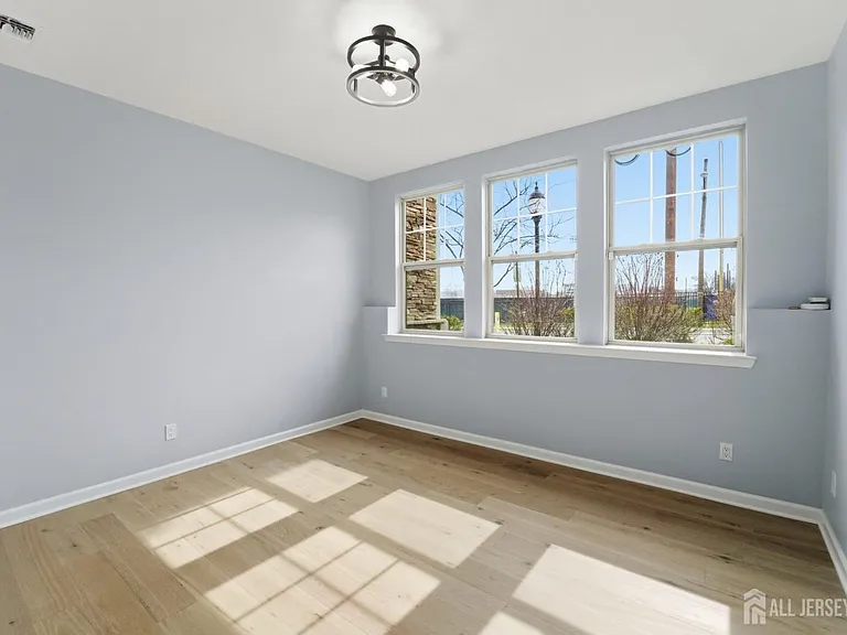 704 Green Ln — Photo 6