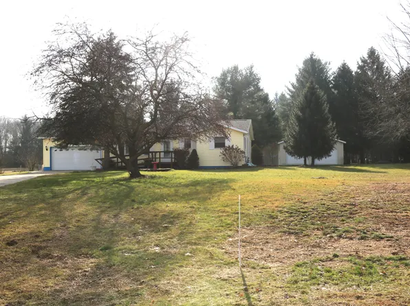 50323 Crescent Dr, Dowagiac, MI 49047