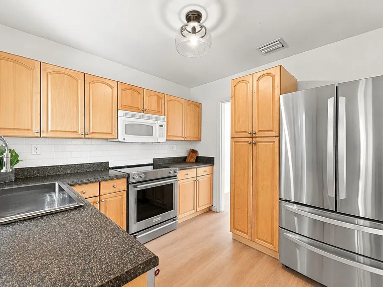 351 SW 13th St — Photo 3