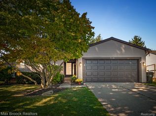 740 Dressler Ln, Rochester Hills, MI 48307