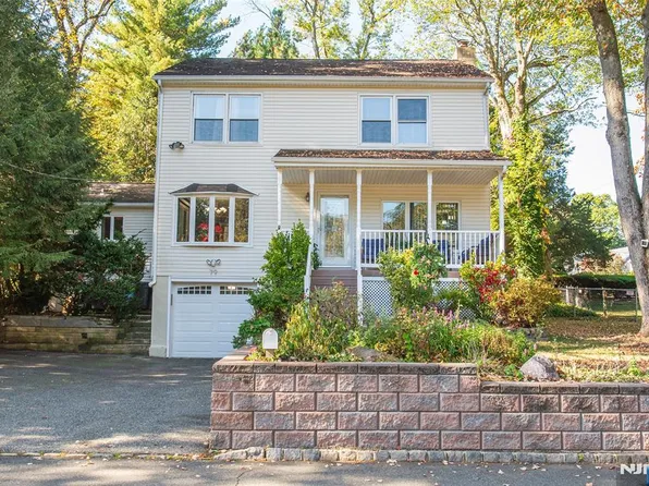 79 Lions Head Dr W, Wayne, NJ 07470