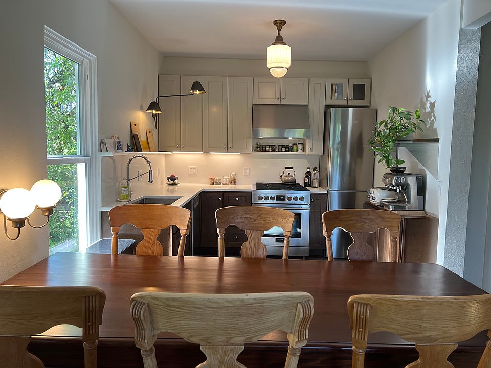 Dishwasher, dual fuel Italian range, Bosche fridge. Dining table seats 6.