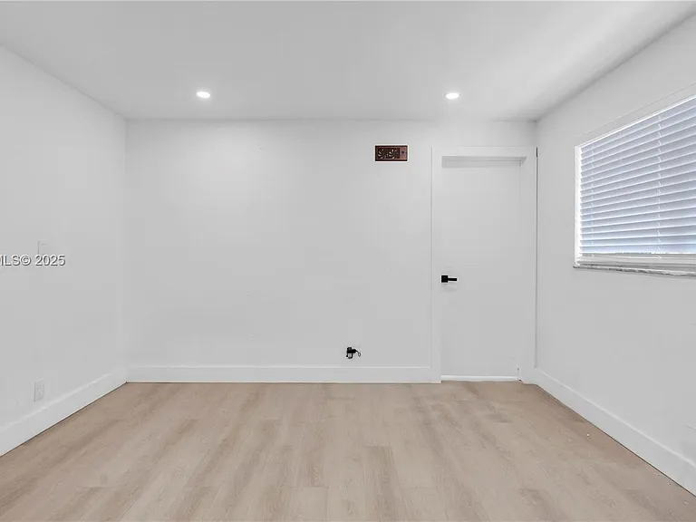 32 SW 9th St #2 — Photo 14
