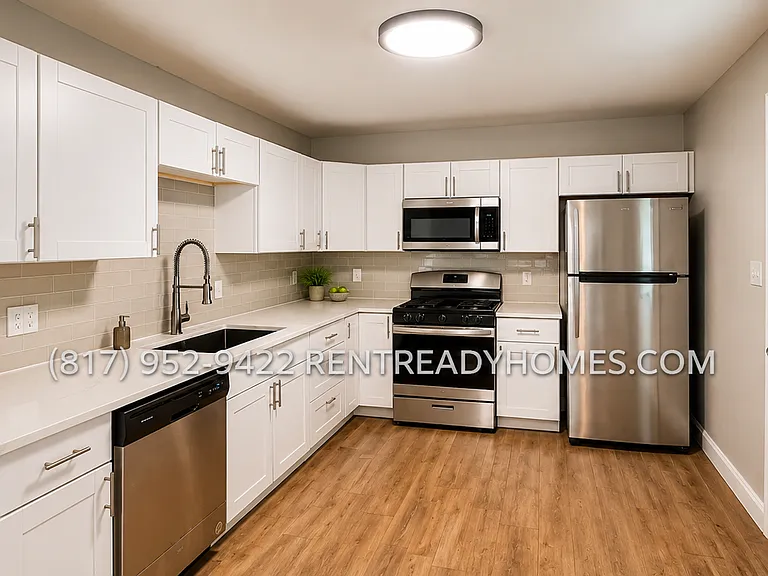 2312 Cass St — Photo 3