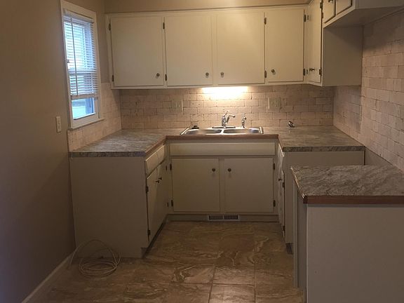 3rd image of 807 W 39th St N