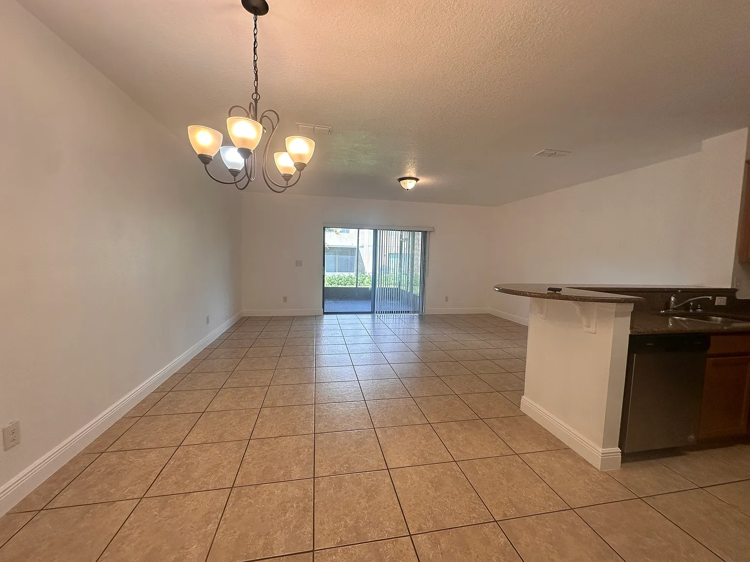 3 bed, 2.5 bath, 1404 sqft, $1,997 — Photo 2