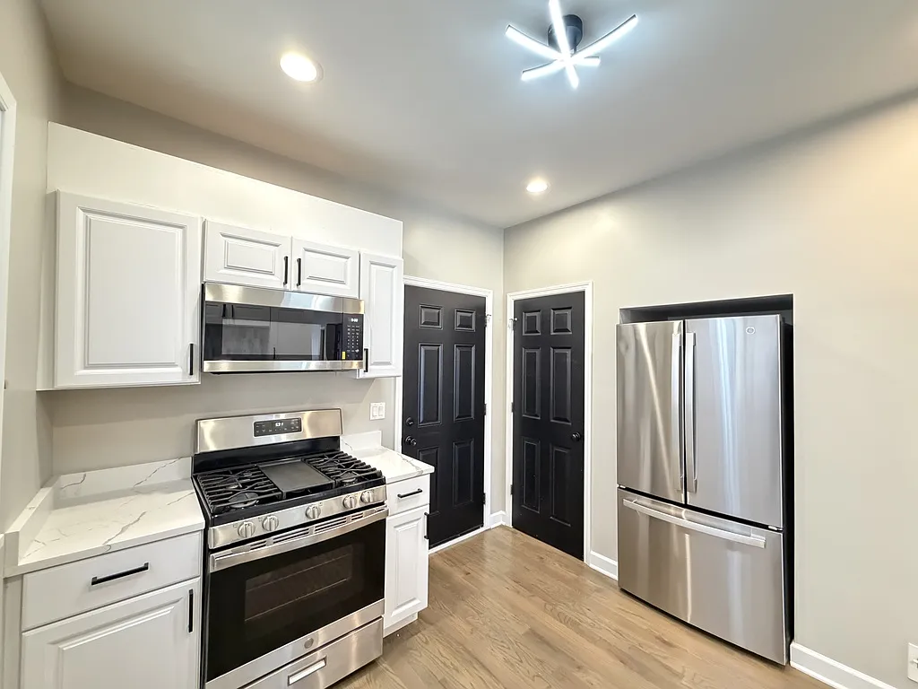 Attractive 2 Bed, 1 Bath at Marmora + Belmont (Belmont Cragin) — Photo 3