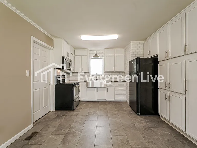 323 Marshall St — Photo 6